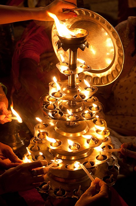 Varanasi, Indie: Ganga Aarti - wierni zapalają świecznik (Indie i Bangladesz 2010 - imprezy masowe i inne śluby)